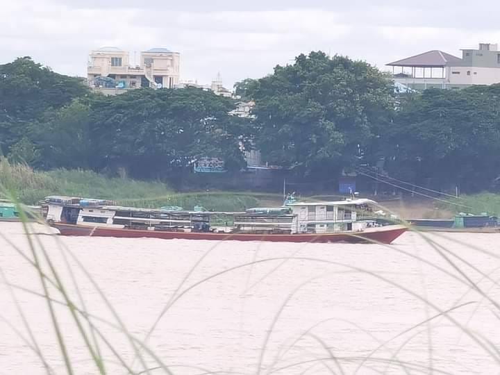 (စစ်ကောင်စီတပ်စီးနင်းလာသည့် ရေယာဥ်တစ်စီးအား တွေ့ရစဥ်။ဓာတ်ပုံ-ချင်းတွင်းမြစ်ကမ်းဘေး ကျေးရွာများ သပိတ်ကော်မတီ)