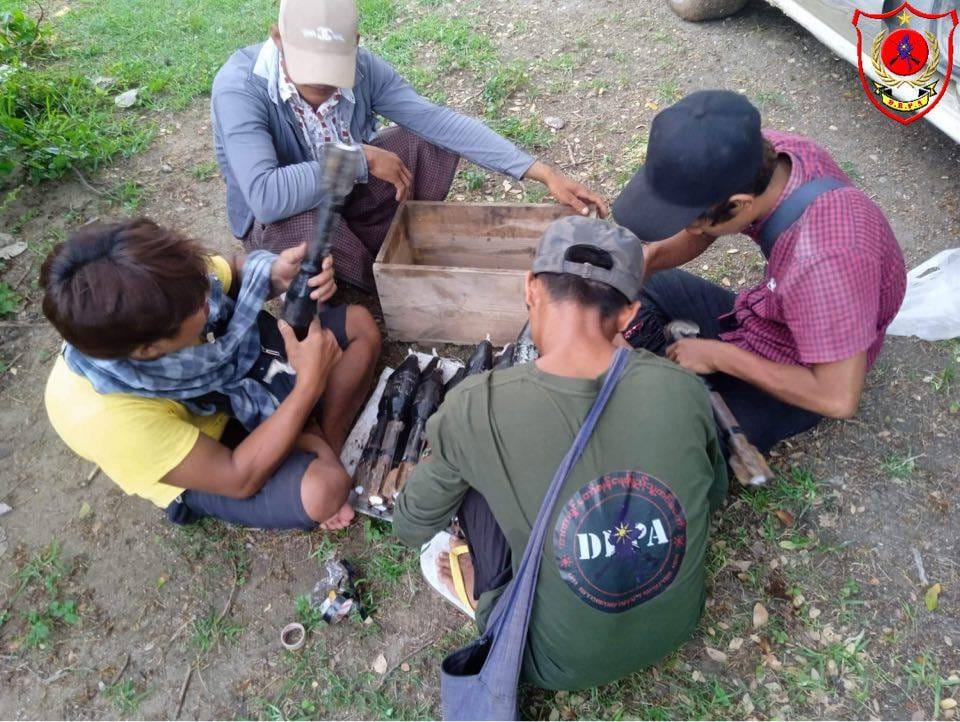 (​ဒေသခံကာကွယ်​ရေးတပ်များက စစ်အုပ်စုအားတိုက်ခိုက်ရန် ပြင်ဆင်နေစဥ်။ ဓာတ်ပုံ-DRPA)