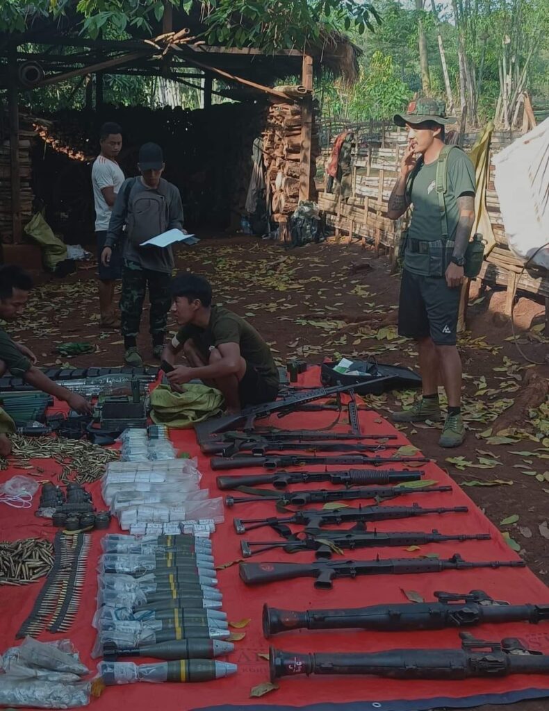 (ကရင်နီပြည်နယ် ၊မယ်စဲ့မြို့နယ် တိုက်ပွဲတွင် စစ်ကောင်စီတပ်ထံမှ ကရင်နီပူးပေါင်းတပ်များ သိမ်းဆည်းရရှိသော၁၂၀ မမ အပါအဝင် လက်နက်ခဲယမ်းများ။ဓါတ်ပုံ-CJ)