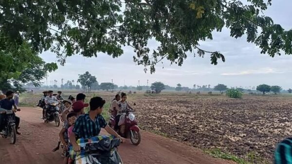 (စစ်ကောင်စီတပ်ပစ်ခတ်မှုကြောင့် ထွက်ပြေးတိမ်းရှောင်နေရသောခင်ဦးနယ်မှ ပြည်သူများအား တွေ့ရစဥ်။ ဓာတ်ပုံ - ခင်ဦးမြို့နယ်သတင်းမှန်ပြန်ကြားရေး)