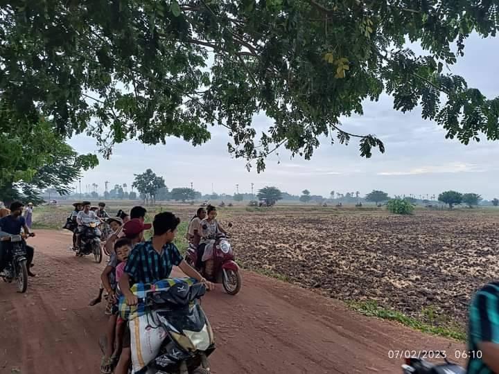 (စစ်ကောင်စီတပ်ပစ်ခတ်မှုကြောင့် ထွက်ပြေးတိမ်းရှောင်နေရသောခင်ဦးနယ်မှ ပြည်သူများအား တွေ့ရစဥ်။ ဓာတ်ပုံ - ခင်ဦးမြို့နယ်သတင်းမှန်ပြန်ကြားရေး)