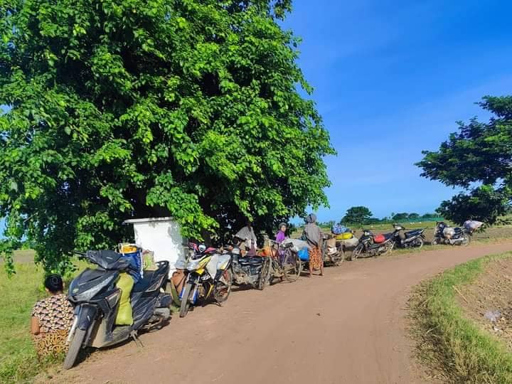 (စစ်ကောင်စီတပ်စစ်ကြောင်းကြောင့်ခင်ဦးနယ်အနောက်တောင်ခြမ်းရှိ ထွက်ပြေးလာရသောပြည်သူများ။ ဓာတ်ပုံ-ခင်ဦးမြို့နယ်သတင်းမှန်ပြန်ကြားရေးအဖွဲ့)