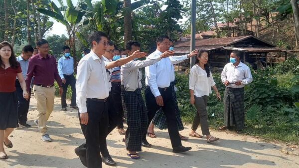 (တရုတ်ကိုယ်စားလှယ်အဖွဲ့တစ်ခု မြစ်ကြီးနားမြို့သို့ လာရောက်စဉ်။ ဓာတ်ပုံ - CJ)