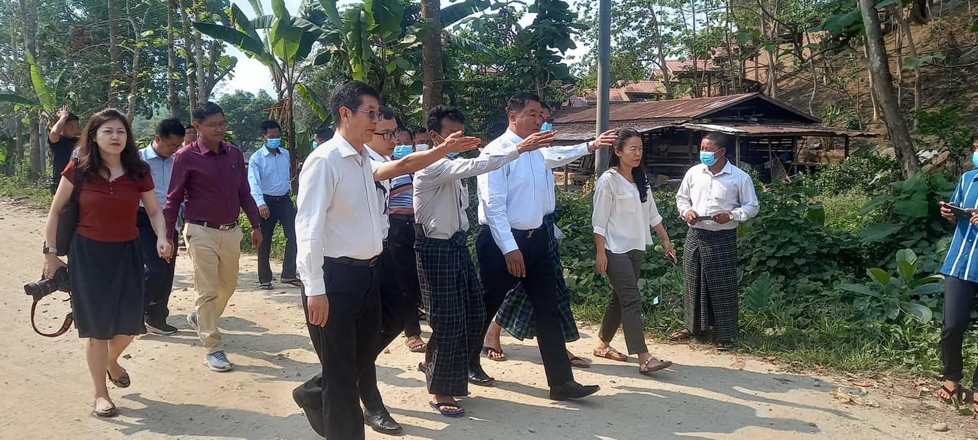 (တရုတ်ကိုယ်စားလှယ်အဖွဲ့တစ်ခု မြစ်ကြီးနားမြို့သို့ လာရောက်စဉ်။ ဓာတ်ပုံ - CJ)