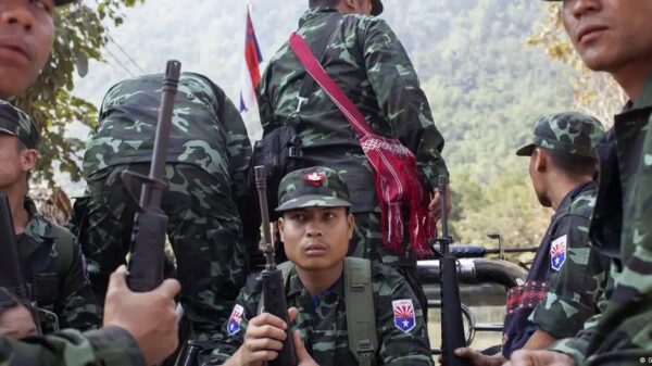 (ကရင်အမျိုးသားလွတ်မြောက်ရေးတပ်မတော်(KNLA)မှ ရဲဘော်များအား တွေ့ရစဥ်။ ဓာတ်ပုံ - Getty Image)