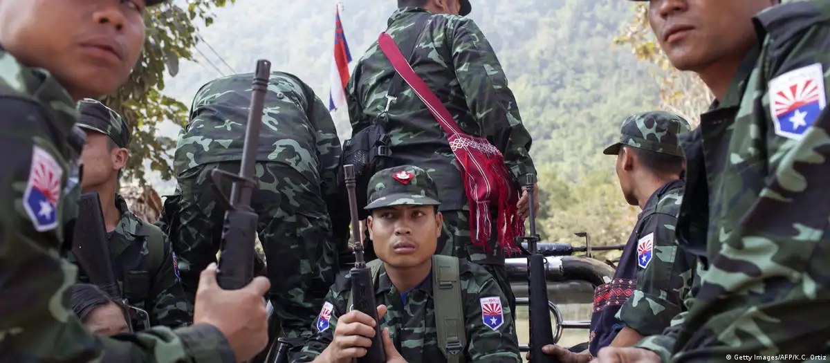 (ကရင်အမျိုးသားလွတ်မြောက်ရေးတပ်မတော်(KNLA)မှ ရဲဘော်များအား တွေ့ရစဥ်။ ဓာတ်ပုံ - Getty Image)