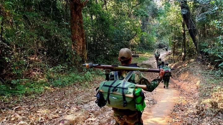 (ကချင်လွတ်လပ်ရေးတပ်မတော်(KIA)မှ တပ်သားများ စစ်မြေပြင်တစ်နေရာ၌ တွေ့ရစဥ်။ ဓာတ်ပုံ - CJ)