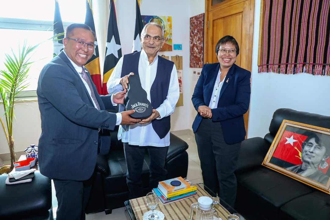 (အရှေ့တီမော(တီမောလက်စတီ)သမ္မတရာမို့စ်ဟောတာသည် NUG နိုင်ငံခြားရေးဝန်ကြီးဒေါ်ဇင်မာအောင်ကို သမ္မတအိမ်တော်၌လက်ခံ​တွေ့ဆုံစဥ်။ ဓါတ်ပုံ-ရာမို့စ်ဟောတာ​ဖေစ်ဘွခ်)
