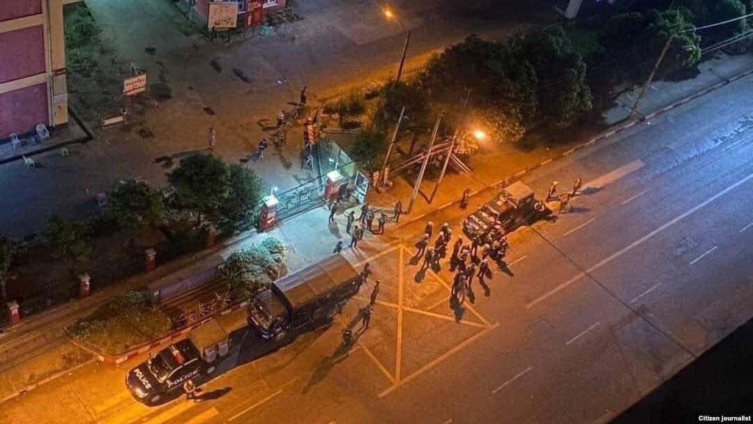 (ရန်ကုန်မြို့တွင် စစ်ကောင်စီဝင်များက စစ်ဆေးမှုများ ပြုလုပ်နေစဥ် (ပုံအဟောင်းအသုံးပြုထားသည်)။ ဓာတ်ပုံ - CJ)