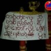 (ပေါင်းတည်မြို့နယ် ရန်ကုန် - ပြည်ကားလမ်းဘေးရှိ မြို့အဝင်ဆိုင်းဘုတ်၌ ချိတ်ဆွဲထားသော စာတန်းအား တွေ့ရစဥ်။ ဓာတ်ပုံ - PPDF)