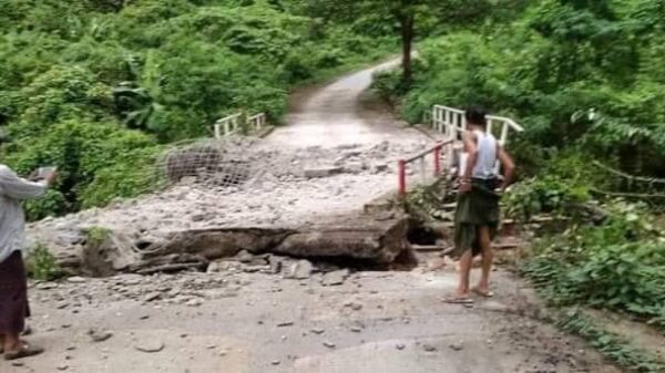 (ယမန်နေ့က KNLAပူးပေါင်းတပ် မိုင်းခွဲတိုက်ခိုက်ခဲ့သည့် ကျိုက်ထီးရိုး တောင်တက်လမ်းမှ တံတားအား တွေ့ရစဉ်။ ဓာတ်ပုံ - CJ)