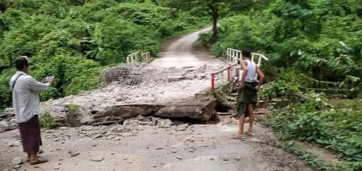 (ယမန်နေ့က KNLAပူးပေါင်းတပ် မိုင်းခွဲတိုက်ခိုက်ခဲ့သည့် ကျိုက်ထီးရိုး တောင်တက်လမ်းမှ တံတားအား တွေ့ရစဉ်။ ဓာတ်ပုံ - CJ)
