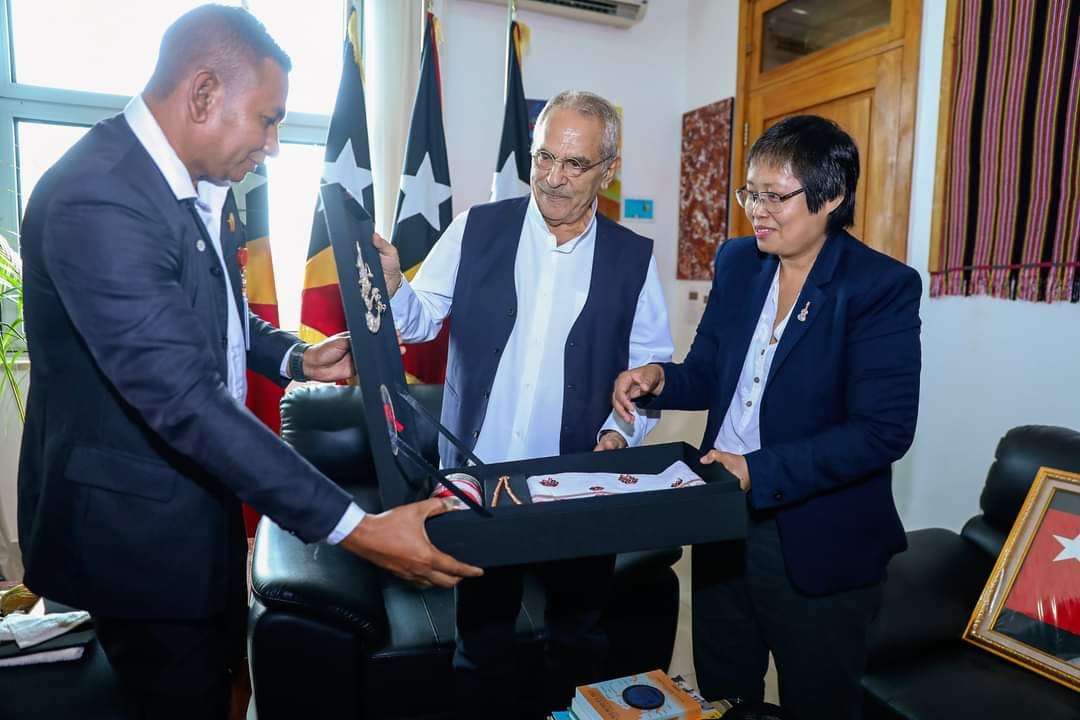 (အရှေ့တီမော(တီမောလက်စတီ)သမ္မတရာမို့စ်ဟောတာသည် NUG နိုင်ငံခြားရေးဝန်ကြီးဒေါ်ဇင်မာအောင်ကို သမ္မတအိမ်တော်၌လက်ခံ​တွေ့ဆုံစဥ်။ ဓါတ်ပုံ-ရာမို့စ်ဟောတာ​ဖေစ်ဘွခ်)