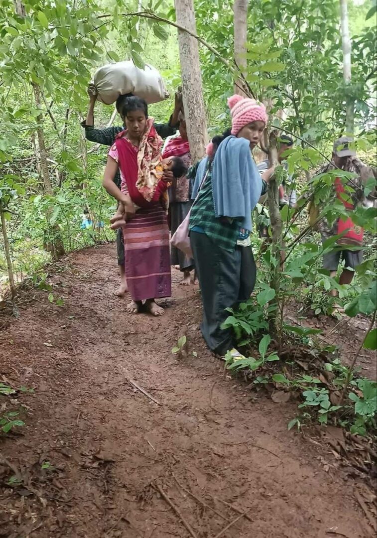 (နိူင်ငံတစ်ဝန်းက စစ်ဘေးရှောင်ပြည်သူတွေ ။ဓါတ်ပုံ-CJ)