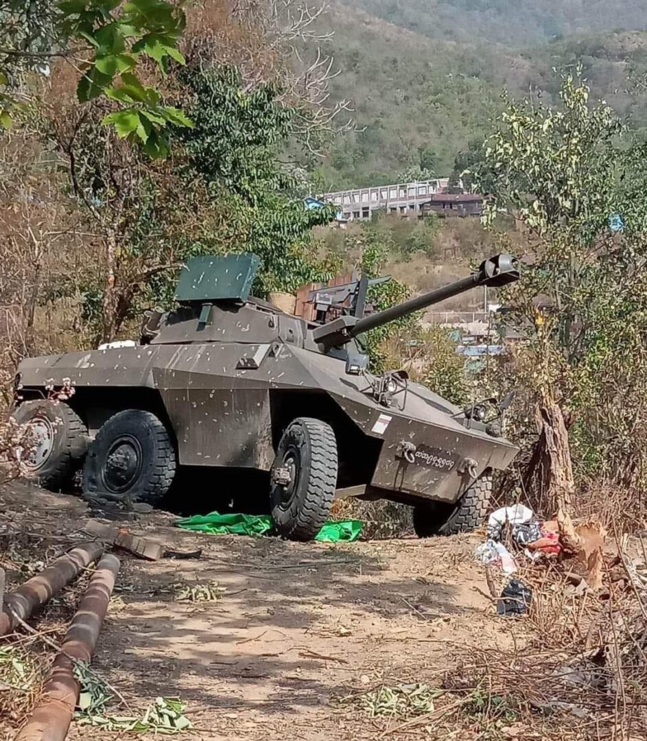 (စစ်ကောင်စီတပ်၏ သံချပ်ကာကား ၂ စီးကို ချင်းကာကွယ်ရေးပူးပေါင်းတပ်များက တိုက်ခိုက်ဖျက်ဆီးခဲ့စဥ်။ ဓါတ်ပုံ- CNF)