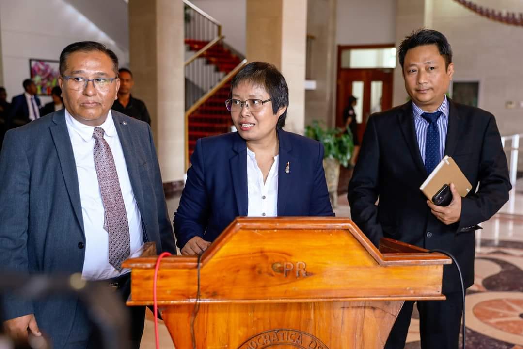 (အရှေ့တီမော(တီမောလက်စတီ)သမ္မတရာမို့စ်ဟောတာသည် NUG နိုင်ငံခြားရေးဝန်ကြီးဒေါ်ဇင်မာအောင်ကို သမ္မတအိမ်တော်၌လက်ခံ​တွေ့ဆုံစဥ်။ ဓါတ်ပုံ-ရာမို့စ်ဟောတာ​ဖေစ်ဘွခ်)