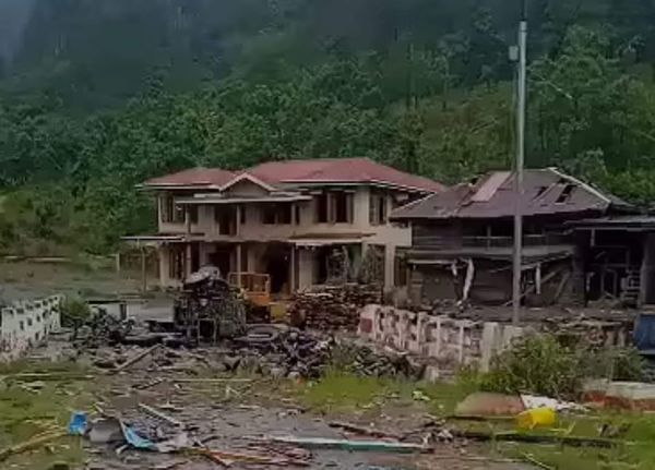 (သီမစ်​ဒေသတွင် စစ်​ကောင်စီတပ် တိုက်ခိုက်မှု​ကြောင့် အပျက်အစီးအချို့ကို ​တွေ့ရစဥ်။The Chin Journal)