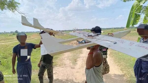 (Sharr Do War နည်းပညာ မောင်းသူမဲ့ လေယာဉ်နှစ်စီးဖြင့် တိုက်ခိုက်ရန်ပြင်ဆင်နေစဥ်။ရဓာတ်ပုံ-ကိုနွေဦး(မြောင်))