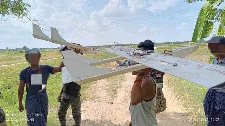 (Sharr Do War နည်းပညာ မောင်းသူမဲ့ လေယာဉ်နှစ်စီးဖြင့် တိုက်ခိုက်ရန်ပြင်ဆင်နေစဥ်။ရဓာတ်ပုံ-ကိုနွေဦး(မြောင်))