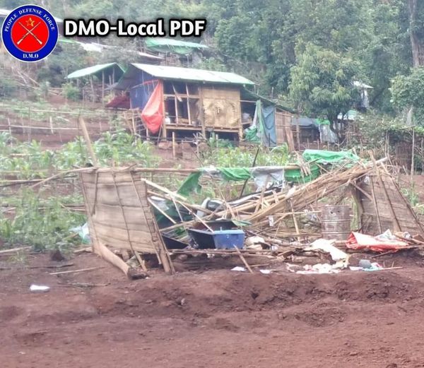 (စစ်ကောင်စီတပ် ဗုံးကြဲချခဲ့သော နေရာနှင့် အပျက်အစီးများကို တွေ့ရစဥ်။ဓါတ်ပုံ-DMO-PDF)