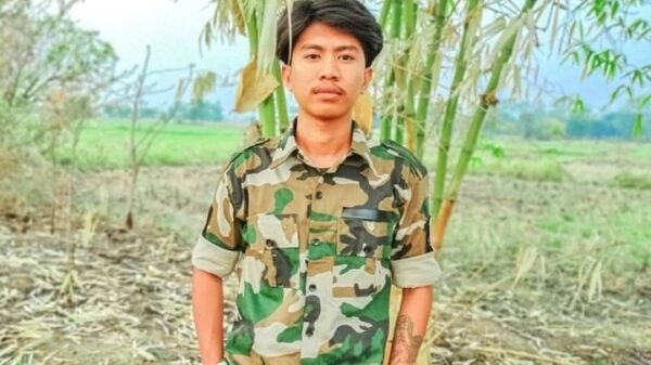 (စစ်ကောင်စီတပ်က လူသားဒိုင်းအဖြစ် အသုံးပြုပြီးနောက် သတ်ဖြတ်ခံခဲ့ရသည့် Myanmar Defense Force – Shwebo၏ ရဲဘော်ဟိန်းဝေအောင်အား တွေ့ရစဥ်။ ဓာတ်ပုံ - MDF)