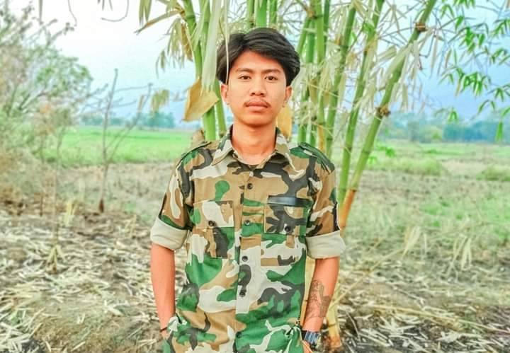 (စစ်ကောင်စီတပ်က လူသားဒိုင်းအဖြစ် အသုံးပြုပြီးနောက် သတ်ဖြတ်ခံခဲ့ရသည့် Myanmar Defense Force – Shwebo၏ ရဲဘော်ဟိန်းဝေအောင်အား တွေ့ရစဥ်။ ဓာတ်ပုံ - MDF)