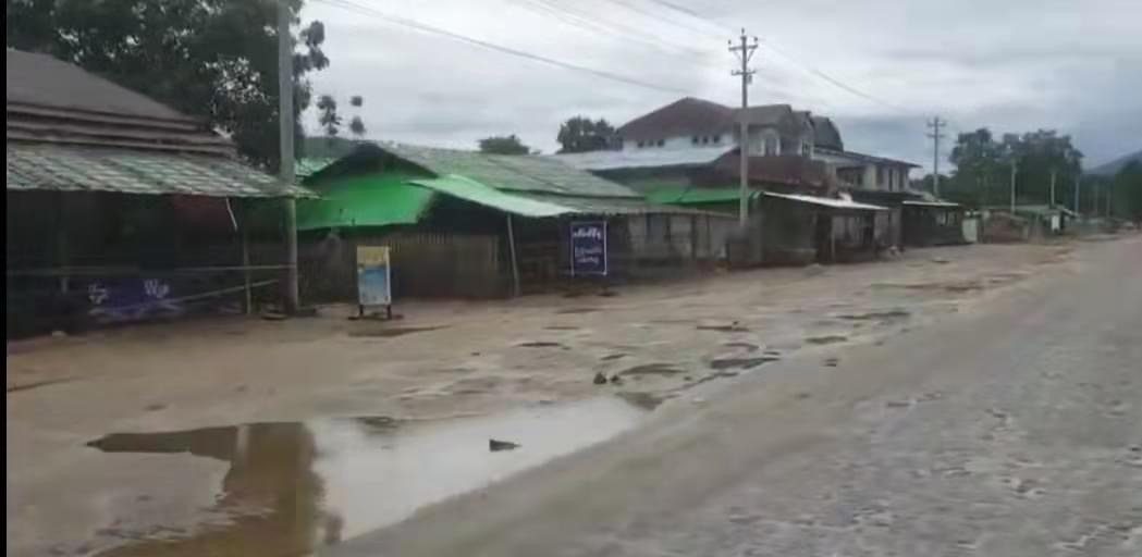 (ဝိုင်းမော်မြို့နယ် နန်ဆန်ယာန်ရွာနှင့် တိုက်ပွဲများကြောင့် ဒေသခံပြည်သူများနေအိမ်နှင့်ဆိုင်များပိတ်ထားသည်ကိုတွေ့ရစဥ်။ ဓာတ်ပုံ - The Kachin Net)
