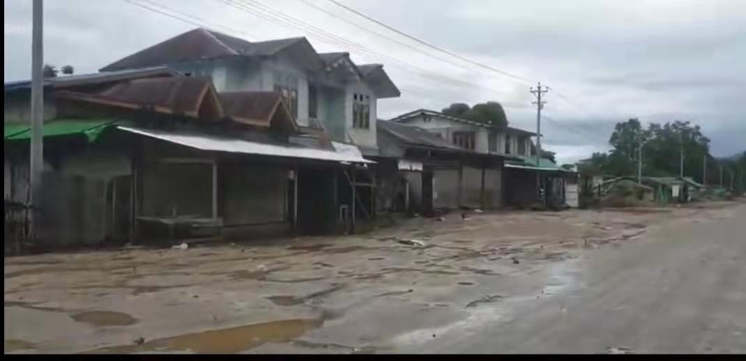 (ဝိုင်းမော်မြို့နယ် နန်ဆန်ယာန်ရွာနှင့် တိုက်ပွဲများ​ကြောင့် ​ဒေသခံပြည်သူများ​နေအိမ်နှင့်ဆိုင်များပိတ်ထားသည်ကိုတွေ့ရစဥ်။ ဓာတ်ပုံ - The Kachin Net)