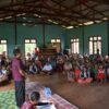 (ကရင်နီ စစ်​ဘေး​ရှောင်ပြည်သူများကို AHA ၏ အကူအညီများ​ပေးအပ်​နေစဥ်။ဓါတ်ပုံ-CJ)