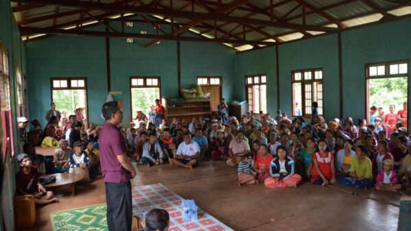 (ကရင်နီ စစ်​ဘေး​ရှောင်ပြည်သူများကို AHA ၏ အကူအညီများ​ပေးအပ်​နေစဥ်။ဓါတ်ပုံ-CJ)