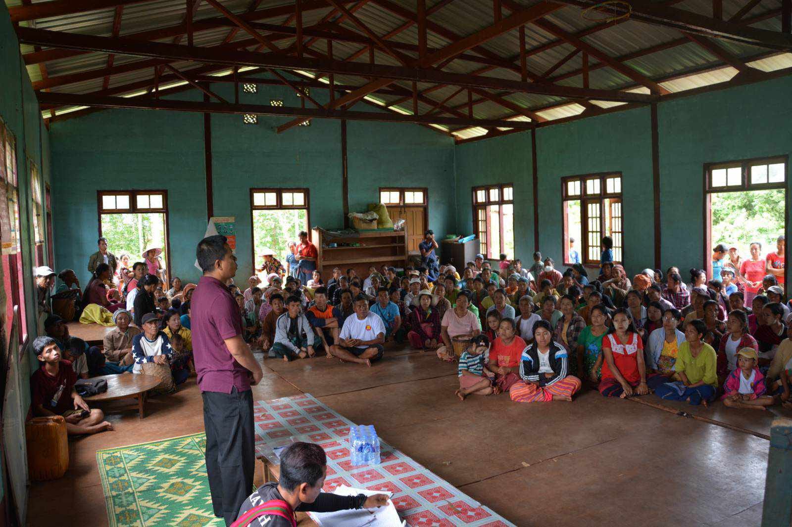 (ကရင်နီ စစ်​ဘေး​ရှောင်ပြည်သူများကို AHA ၏ အကူအညီများ​ပေးအပ်​နေစဥ်။ဓါတ်ပုံ-CJ)