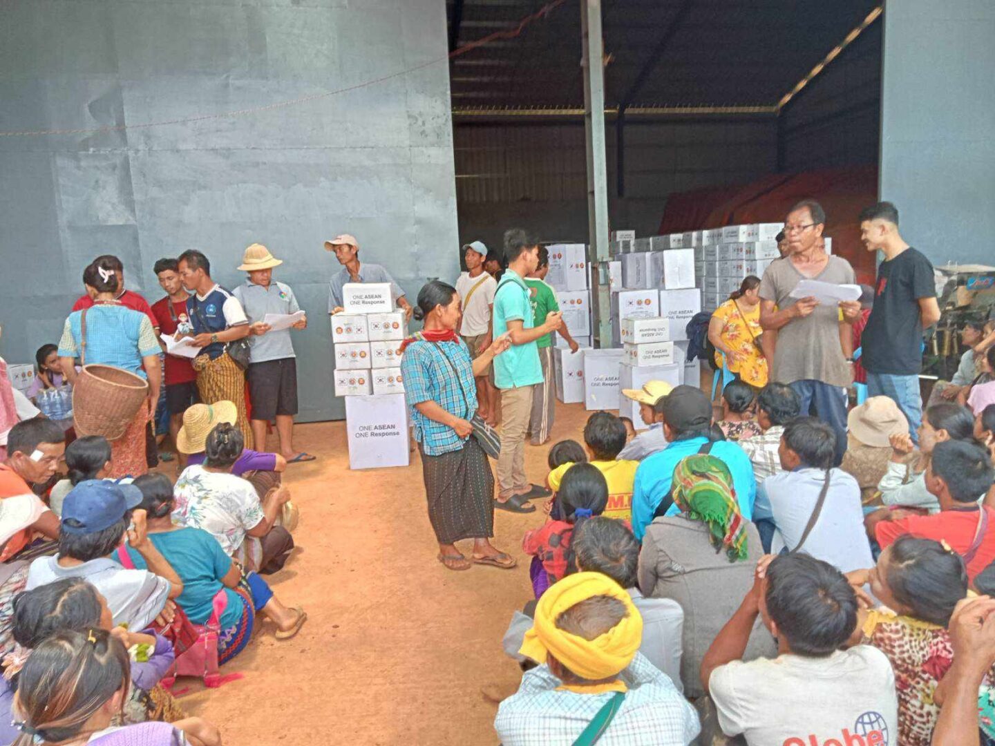 (ကရင်နီ စစ်ဘေးရှောင်ပြည်သူများကို AHA ၏ အကူအညီများပေးအပ်နေစဥ်။ဓါတ်ပုံ-CJ)