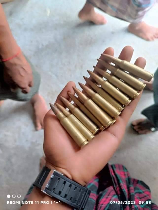 (စစ်ကောင်စီရဲထံမှ သိမ်းဆည်းရရှိသော သေနတ်၊ကျည်နှင့်ဖုန်း ။ဓါတ်ပုံ-PDF-ကမ္မ)