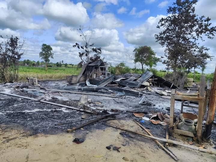 (ခင်ဦးနယ်တွင် နေအိမ်နှင့်ကြက်ခြံများအား မီးရှို့ဖျက်ဆီးသွားပြီးနောက် တွေ့ရစဥ်။ ဓာတ်ပုံ-ခင်ဦးမြို့နယ်သတင်းမှန်ပြန်ကြားရေး)