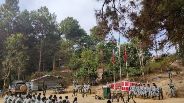(ဓနုပြည်သူ့လွတ်​မြောက်​ရေးတပ်ဦး (DPLF)မှတပ်ဖွဲ့ဝင်များ သင်တန်းဆင်းပွဲတွင်​တွေ့ရစဥ်။ဓါတ်ပုံ-DPLF)
