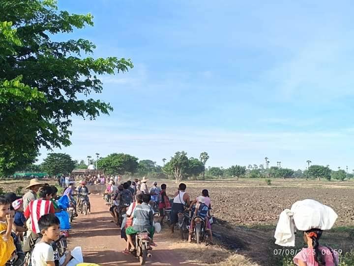 (စစ်ကောင်စီတပ်စစ်ကြောင်းကြောင့်ခင်ဦးနယ်အနောက်တောင်ခြမ်းရှိ ထွက်ပြေးလာရသောပြည်သူများ။ ဓာတ်ပုံ-ခင်ဦးမြို့နယ်သတင်းမှန်ပြန်ကြားရေးအဖွဲ့)