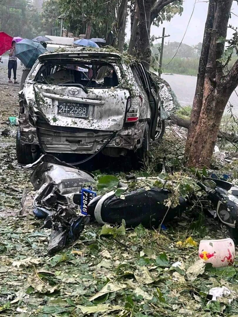 (သံလွင်တံတား (ဘားအံ)၌ ယနေ့ နံနက်က ပေါက်ကွဲမှုဖြစ်ပြီးနောက် တွေ့ရစဥ်။ ဓာတ်ပုံ - KIC ၊CJ)