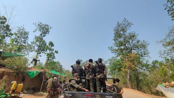 (HPDF မှ တပ်ဖွဲ့ဝင်အချို့ ကို​တွေ့ရစဥ် ။ဓါတ်ပုံ-HPDF)
