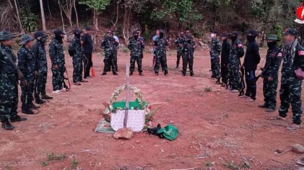 (ကျဆုံးရဲဘော်၏ နာရေးအခမ်းအနားအား တွေ့ရစဥ်။ ဓာတ်ပုံ - LLPDF)