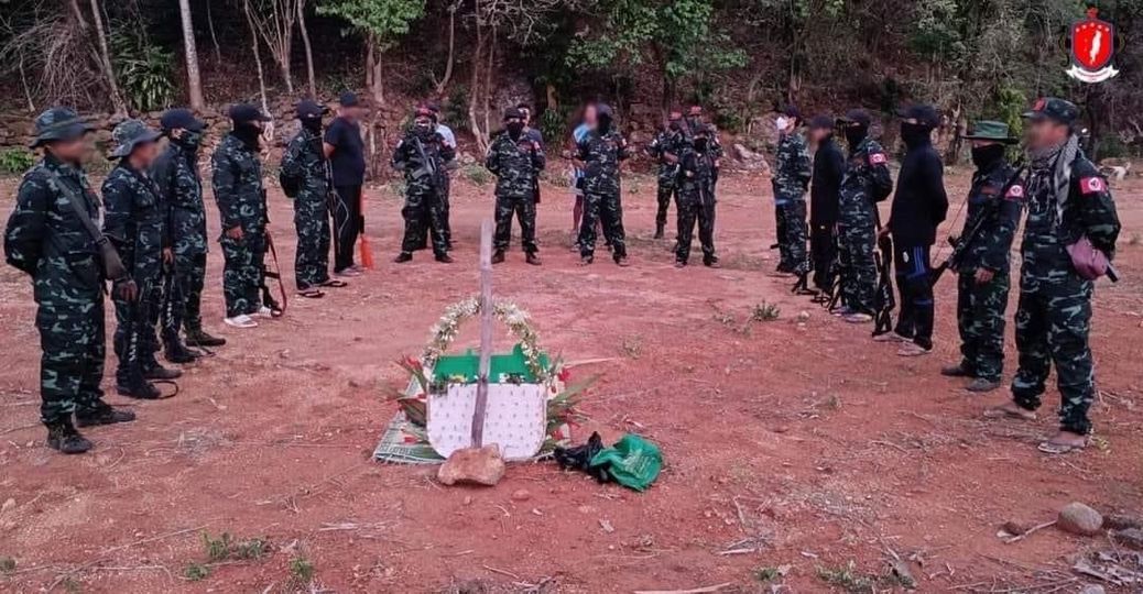 (ကျဆုံးရဲဘော်၏ နာရေးအခမ်းအနားအား တွေ့ရစဥ်။ ဓာတ်ပုံ - LLPDF)