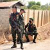 (ကယားပြည်နယ်၊ လွိုင်ကော်မြို့၌ စစ်အာဏာရှင်စနစ် ဆန့်ကျင်ဆန္ဒပြသူများကို ဝန်းရံပေးနေသည့် ကရင်နီလူမျိုးပေါင်းစုံ ပြည်သူ့လွတ်မြောက်ရေးတပ်ဦး (ကလလတ) တပ်ဖွဲ့ဝင်အချို့အား ၂၀၂၁မတ်လ ၁၃ ရက်က တွေ့ရစဉ်။ ဓာတ်ပုံ - CJ)