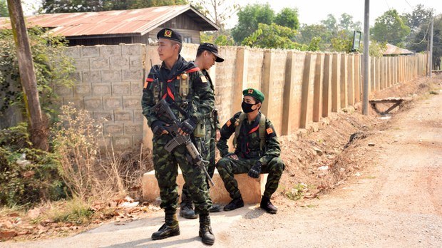 (ကယားပြည်နယ်၊ လွိုင်ကော်မြို့၌ စစ်အာဏာရှင်စနစ် ဆန့်ကျင်ဆန္ဒပြသူများကို ဝန်းရံပေးနေသည့် ကရင်နီလူမျိုးပေါင်းစုံ ပြည်သူ့လွတ်မြောက်ရေးတပ်ဦး (ကလလတ) တပ်ဖွဲ့ဝင်အချို့အား ၂၀၂၁မတ်လ ၁၃ ရက်က တွေ့ရစဉ်။ ဓာတ်ပုံ - CJ)