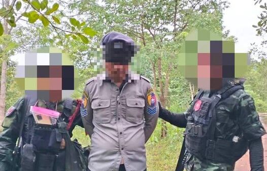(ရဲတပ်ကြပ်ကြီးဇော်မင်းဦးအား PDF ပူးပေါင်းတပ်များက ဖမ်းဆီးခေါ်ဆောင်လာစဥ်။ ဓာတ်ပုံ-ပေးပို့)