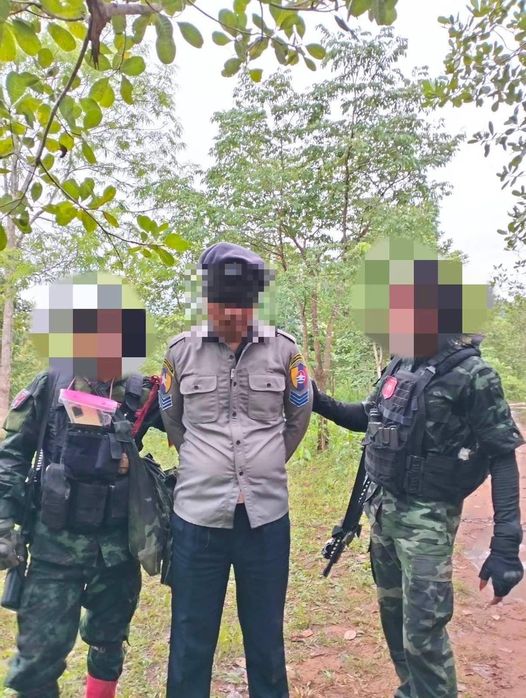(ရဲတပ်ကြပ်ကြီးဇော်မင်းဦးအား PDF ပူးပေါင်းတပ်များက ဖမ်းဆီးခေါ်ဆောင်လာစဥ်။ ဓာတ်ပုံ-ပေးပို့)