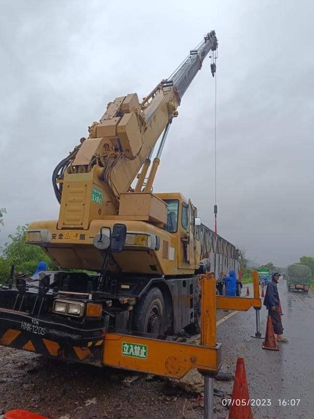 (ကျိုးကျနေသောတံတားအနီး ပြန်ဆောက်ရန် စီစဥ်ခဲ့သော စစ်ကောင်စီ ယန္တရားအချို့ကို ဇူလိုင်လဆန်းကတွေ့ရမှုနှင့် တံတားကျိုးကျပြီးနောက် ကားအချို့ ဖြတ်သန်းနေမှု။ ဓါတ်ပုံ-CJ)