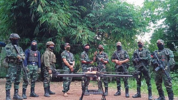 (စစ်ကောင်စီ၏ ခလရ-၂၈၃၊ ခုတ်ခွါးစစ်စခန်း၊ အဘစ် စစ်ကောင်စီဂိတ်နှင့် ခလယ်တံခွန်တိုင်ရဲစခန်းအား တိုက်ခိုက်ခဲ့သည့် ရဲဘော်များအား တွေ့ရစဥ်။ ဓာတ်ပုံ - MOD/NUG)