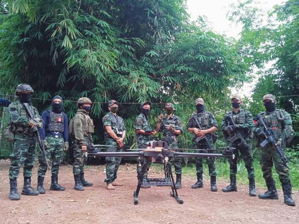 (စစ်ကောင်စီ၏ ခလရ-၂၈၃၊ ခုတ်ခွါးစစ်စခန်း၊ အဘစ် စစ်ကောင်စီဂိတ်နှင့် ခလယ်တံခွန်တိုင်ရဲစခန်းအား တိုက်ခိုက်ခဲ့သည့် ရဲဘော်များအား တွေ့ရစဥ်။ ဓာတ်ပုံ - MOD/NUG)