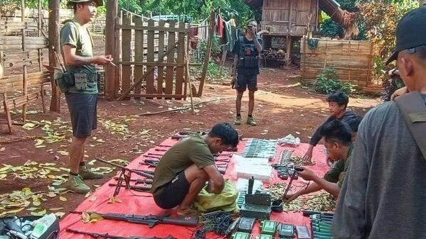 (မ​ယ်စဲ့မြို့စခန်းသိမ်းတိုက်ပွဲမှ သိမ်းဆည်းရရှိ​​သော လက်နက်ခဲယမ်းများနှင့် KNDF ရဲဘော်များအား တွေ့ရစဥ်။ ဓာတ်ပုံ - KNDF၊ CJ)