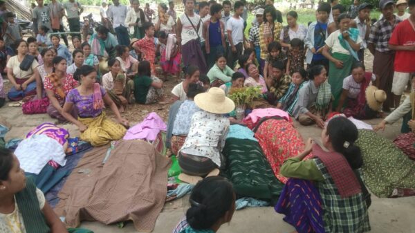 (စစ်​ကောင်စီတပ်က ​သေနတ်ဖြင့်ပစ်သတ်သွား​သောသမ္မရိုးရွာမှ ​ဈေးသည် ၇ ဦး ၏ နာ​ရေးကို​​တွေ့ရစဥ်။ ဓါတ်ပုံ-CJ)