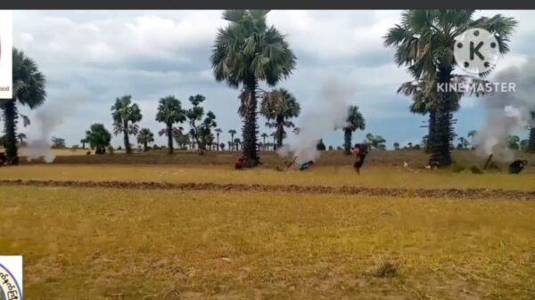 (အရာတော်မြို့အခြေစိုက် အမှတ်( ၁၀) စစ်သားစုဆောင်းရေးတပ်အား​ဒေသခံ​တော်လှန်​ရေးအဖွဲ့များက လက်လုပ်လက်နက်ကြီးများဖြင့် ပစ်ခတ်တိုက်ခိုက်စဥ်။ ဓါတ်ပုံ-DFLPDF)